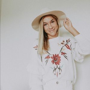 Cute ruffle sleeve sweater with detail